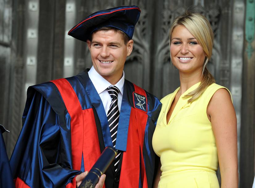 25 Luglio 2008. A Gerrard, qui con la moglie Alex Curran, viene conferito il titolo di membro onorario della John Moores University di Liverpool per il suo contributo allo sport (Afp)